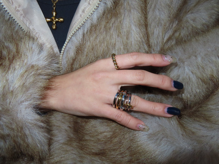 【リング】Twist ring - 𝐇𝐨𝐧𝐞𝐲 𝐁𝐮𝐭𝐭𝐞𝐫 𝐍𝐢𝐧𝐞