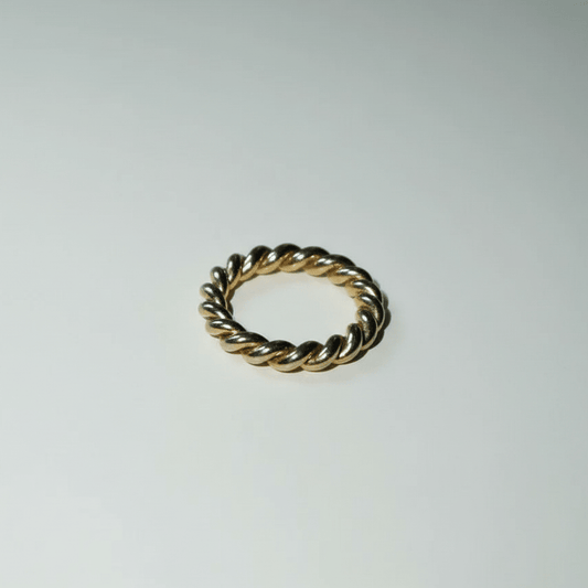 【リング】Twist ring - 𝐇𝐨𝐧𝐞𝐲 𝐁𝐮𝐭𝐭𝐞𝐫 𝐍𝐢𝐧𝐞