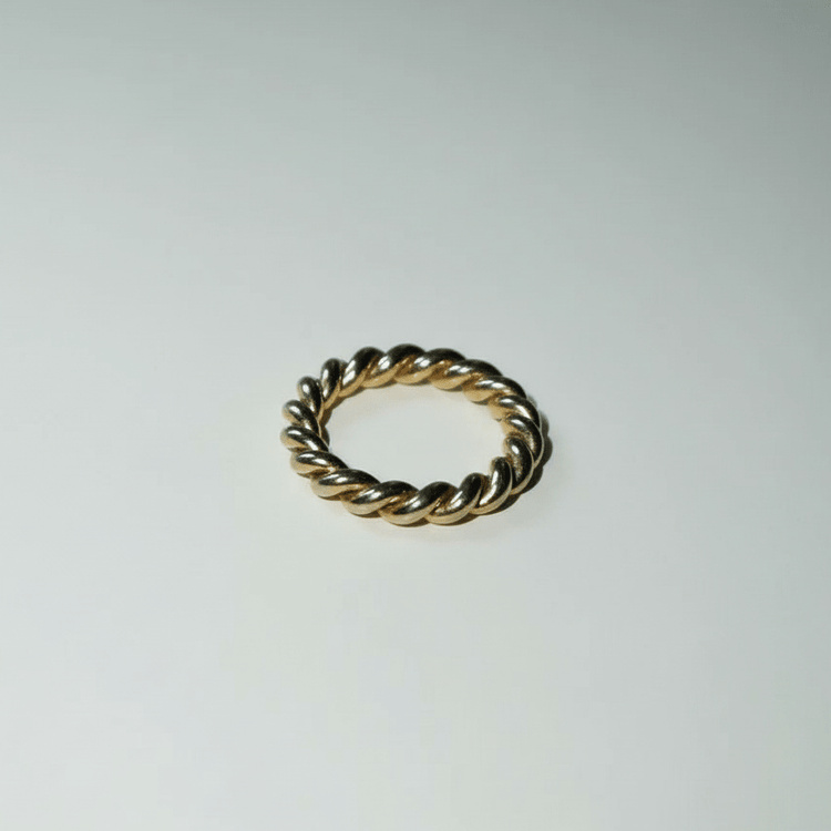 【リング】Twist ring - 𝐇𝐨𝐧𝐞𝐲 𝐁𝐮𝐭𝐭𝐞𝐫 𝐍𝐢𝐧𝐞