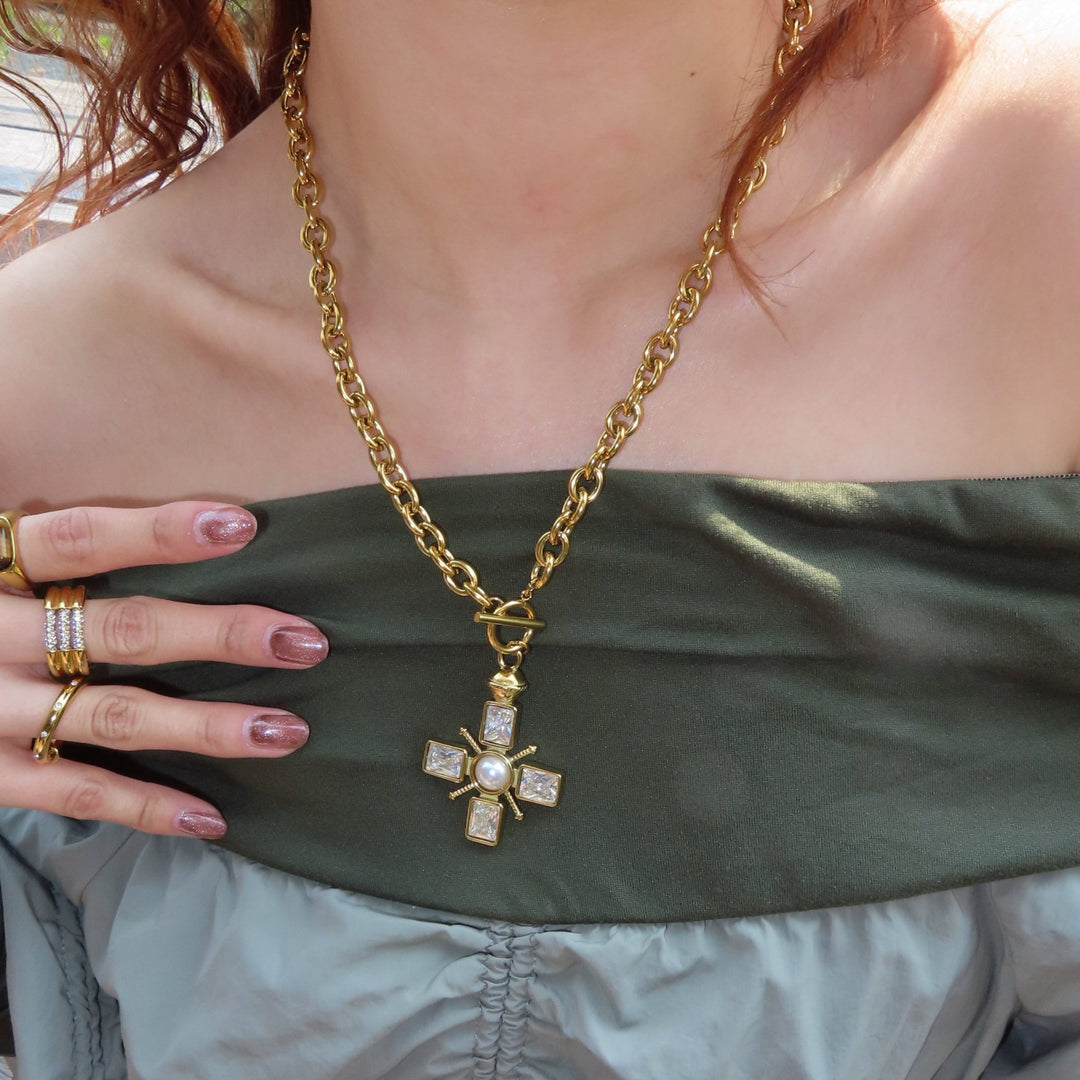 Urban saint necklace - 𝐇𝐨𝐧𝐞𝐲 𝐁𝐮𝐭𝐭𝐞𝐫 𝐍𝐢𝐧𝐞