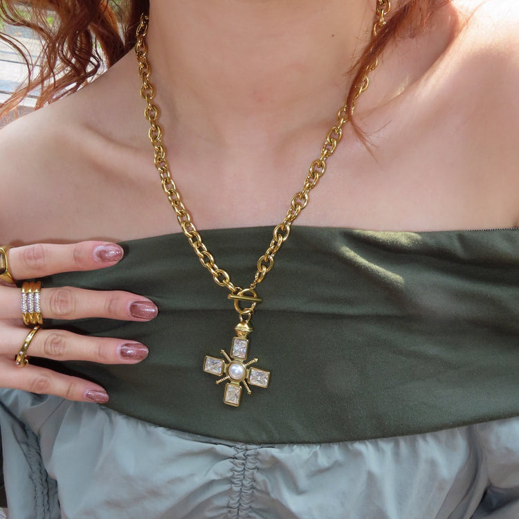 Urban saint necklace - 𝐇𝐨𝐧𝐞𝐲 𝐁𝐮𝐭𝐭𝐞𝐫 𝐍𝐢𝐧𝐞