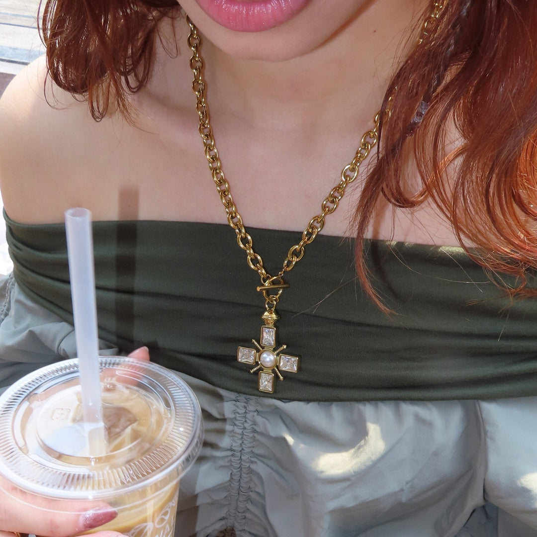 Urban saint necklace - 𝐇𝐨𝐧𝐞𝐲 𝐁𝐮𝐭𝐭𝐞𝐫 𝐍𝐢𝐧𝐞