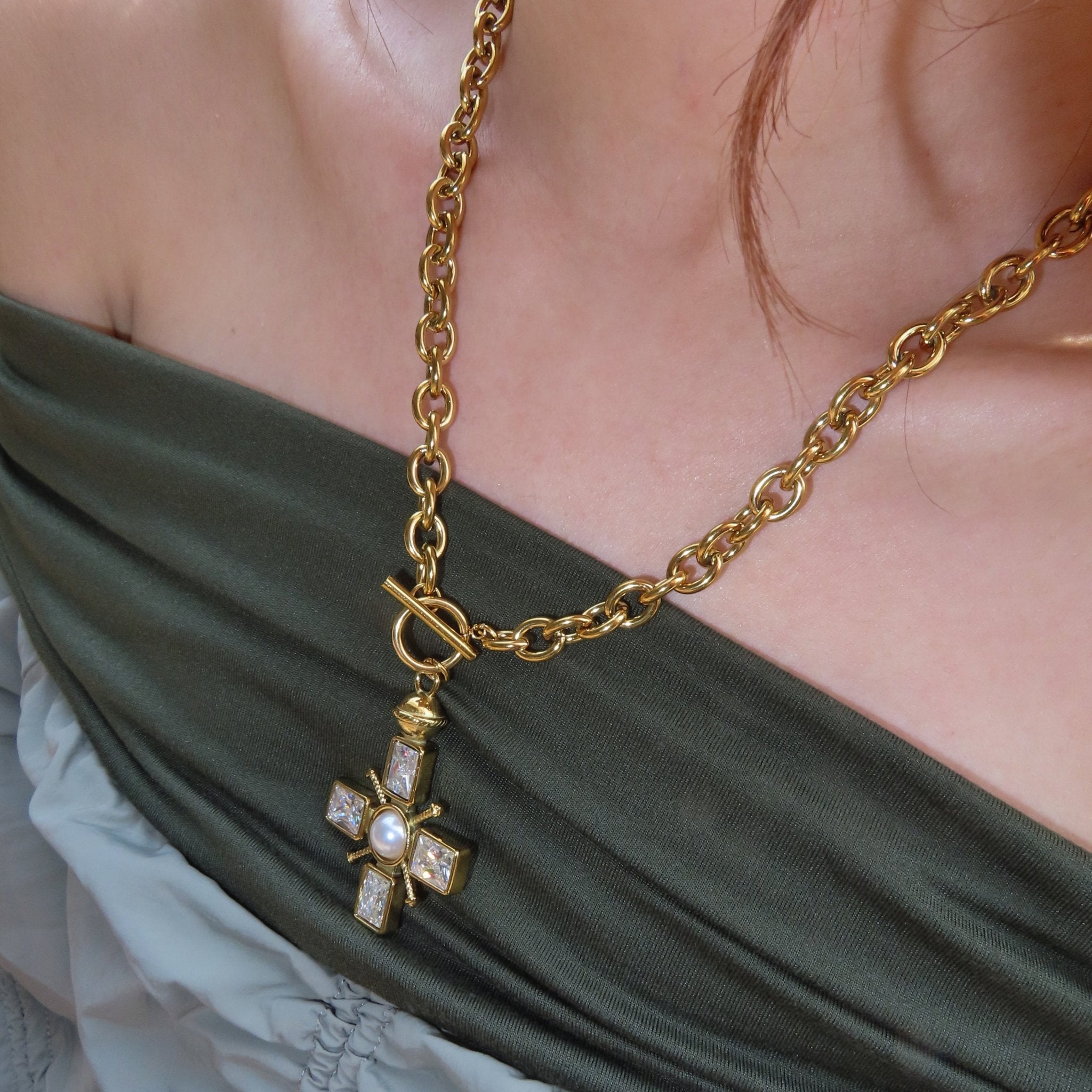 Urban saint necklace - 𝐇𝐨𝐧𝐞𝐲 𝐁𝐮𝐭𝐭𝐞𝐫 𝐍𝐢𝐧𝐞