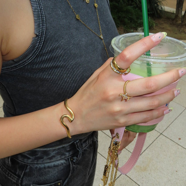 【ブレスレット】Wave bangle - 𝐇𝐨𝐧𝐞𝐲 𝐁𝐮𝐭𝐭𝐞𝐫 𝐍𝐢𝐧𝐞