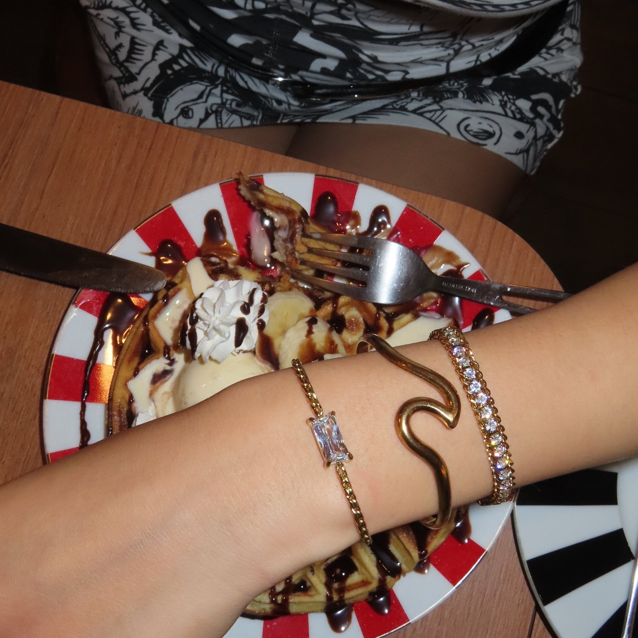 【ブレスレット】Wave bangle - 𝐇𝐨𝐧𝐞𝐲 𝐁𝐮𝐭𝐭𝐞𝐫 𝐍𝐢𝐧𝐞