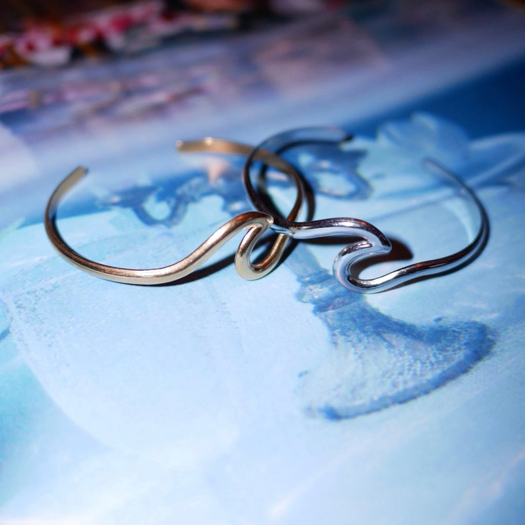 【ブレスレット】Wave bangle - 𝐇𝐨𝐧𝐞𝐲 𝐁𝐮𝐭𝐭𝐞𝐫 𝐍𝐢𝐧𝐞