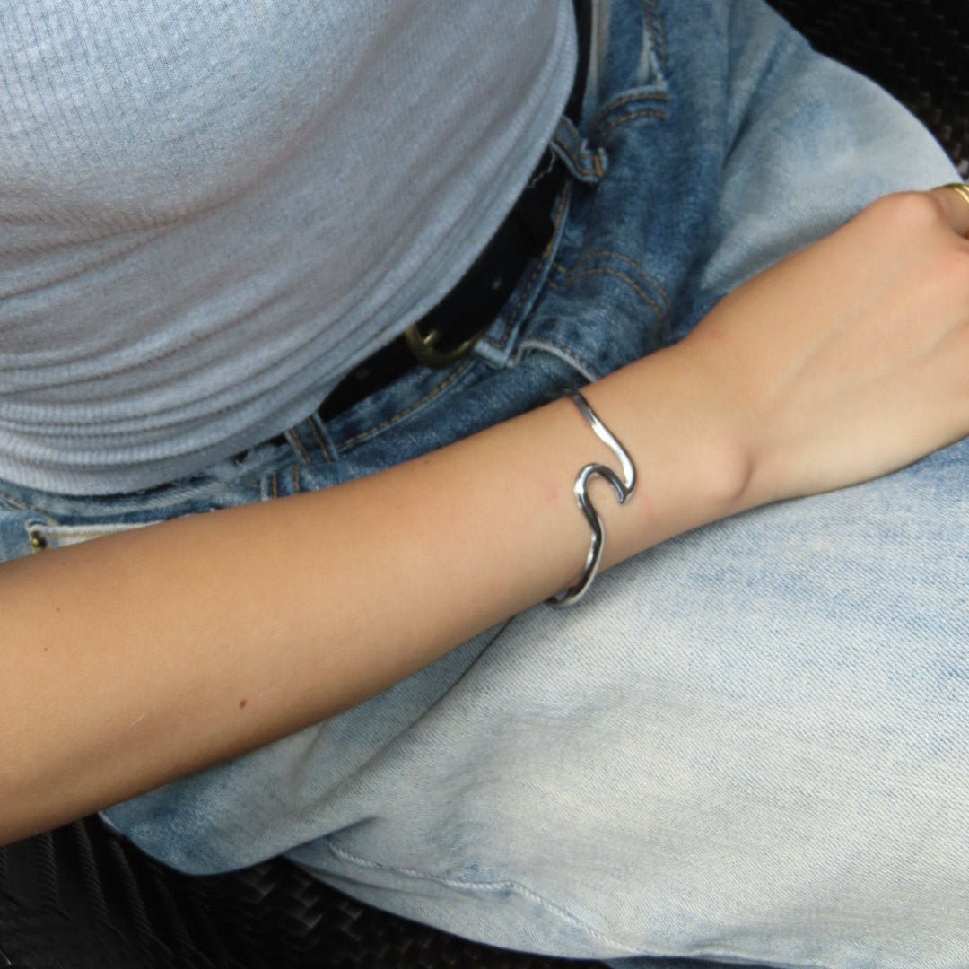 【ブレスレット】Wave bangle - 𝐇𝐨𝐧𝐞𝐲 𝐁𝐮𝐭𝐭𝐞𝐫 𝐍𝐢𝐧𝐞