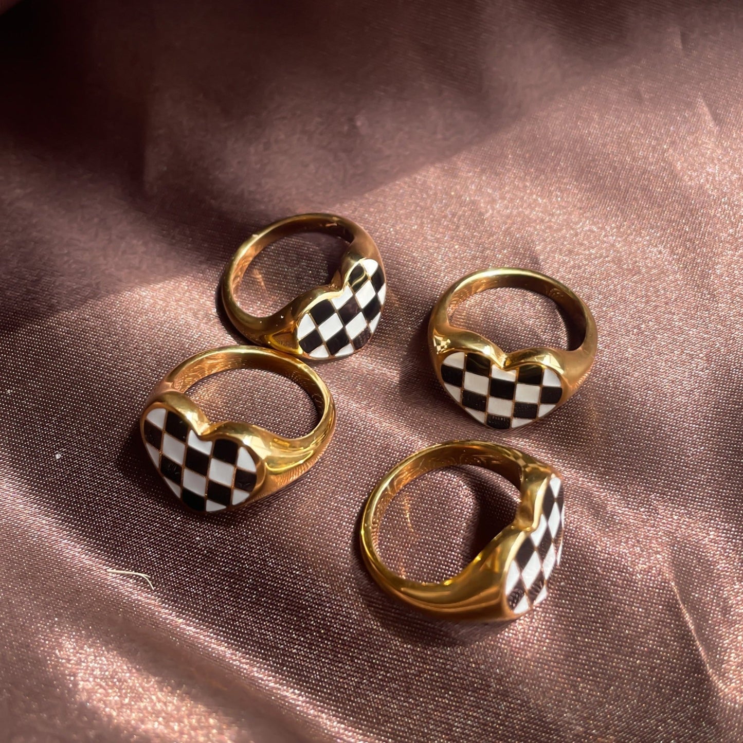 Checker heart ring - 𝐇𝐨𝐧𝐞𝐲 𝐁𝐮𝐭𝐭𝐞𝐫 𝐍𝐢𝐧𝐞