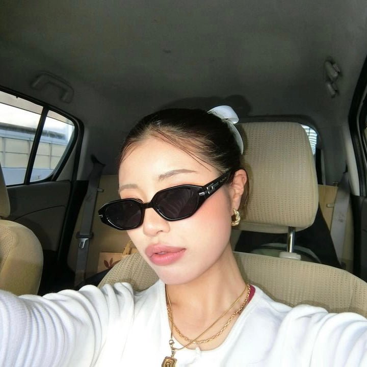 Line trapezoid sunglasses - 𝐇𝐨𝐧𝐞𝐲 𝐁𝐮𝐭𝐭𝐞𝐫 𝐍𝐢𝐧𝐞