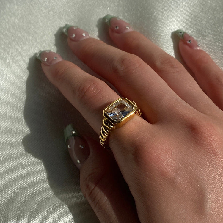 Spiral glitter ring - 𝐇𝐨𝐧𝐞𝐲 𝐁𝐮𝐭𝐭𝐞𝐫 𝐍𝐢𝐧𝐞