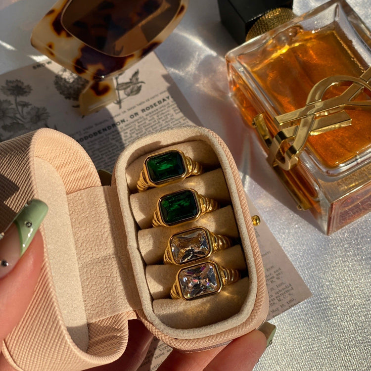 Spiral glitter ring - 𝐇𝐨𝐧𝐞𝐲 𝐁𝐮𝐭𝐭𝐞𝐫 𝐍𝐢𝐧𝐞